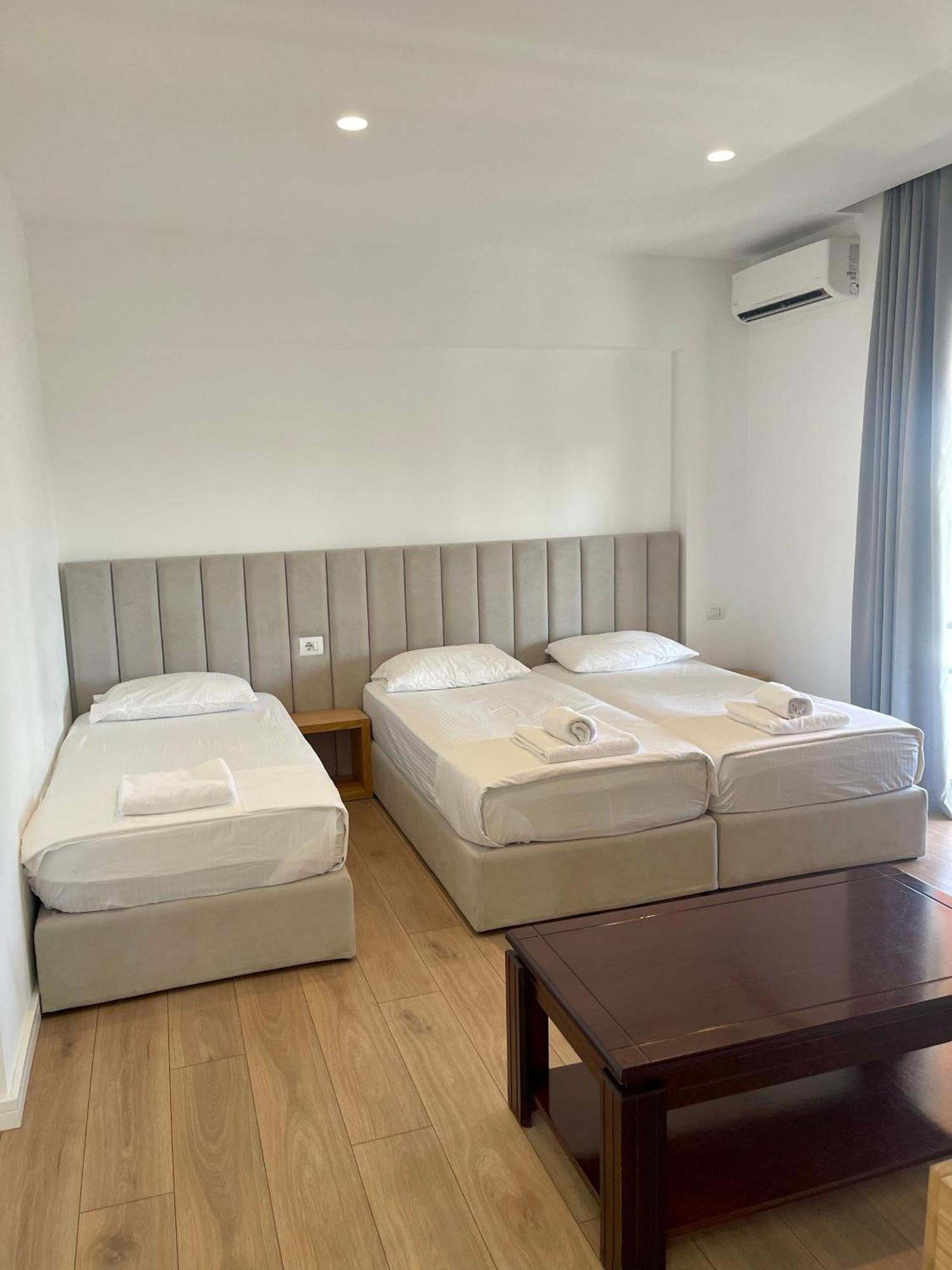 סרנדה Hotel Aulona מראה חיצוני תמונה