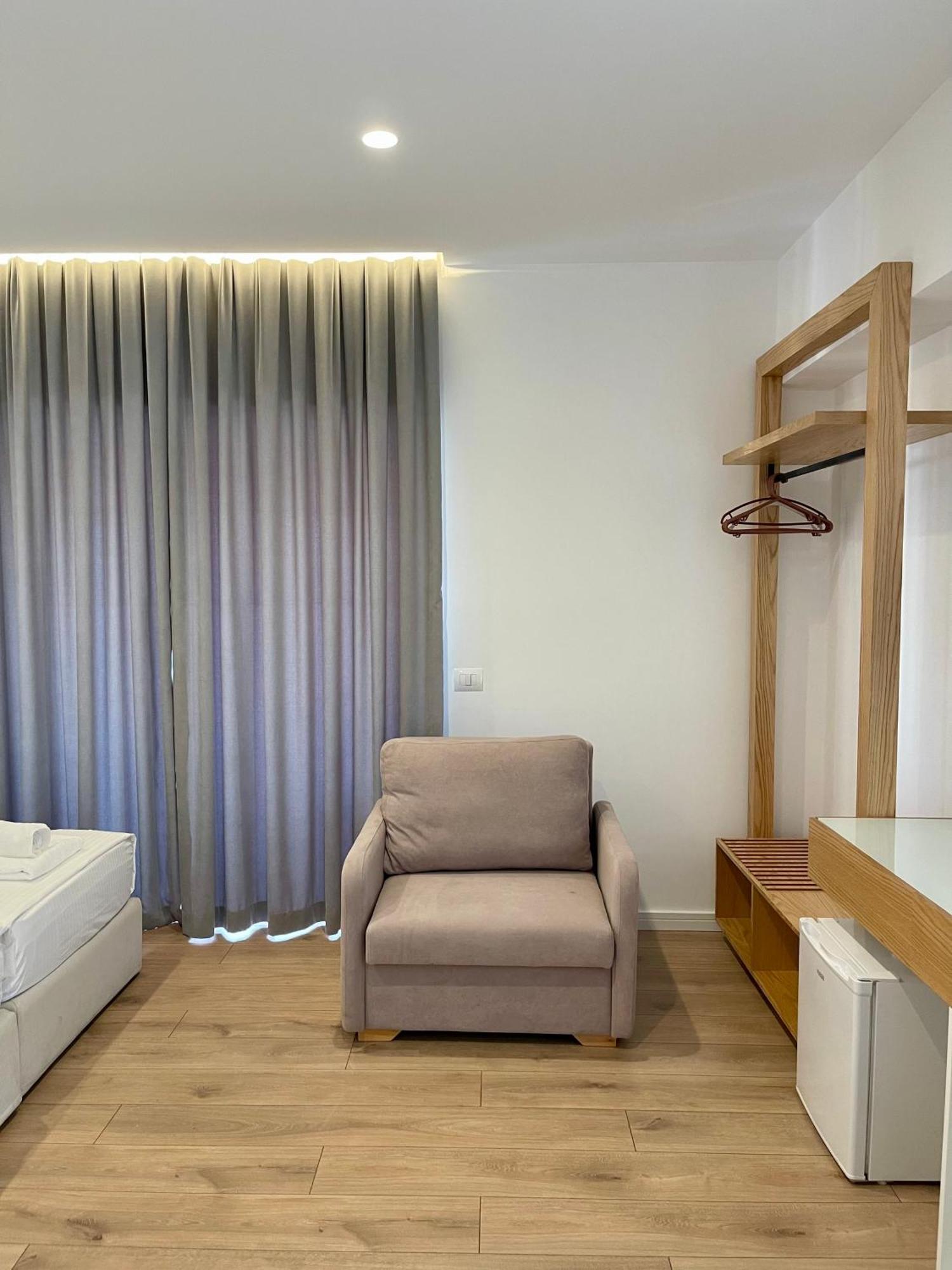 סרנדה Hotel Aulona מראה חיצוני תמונה