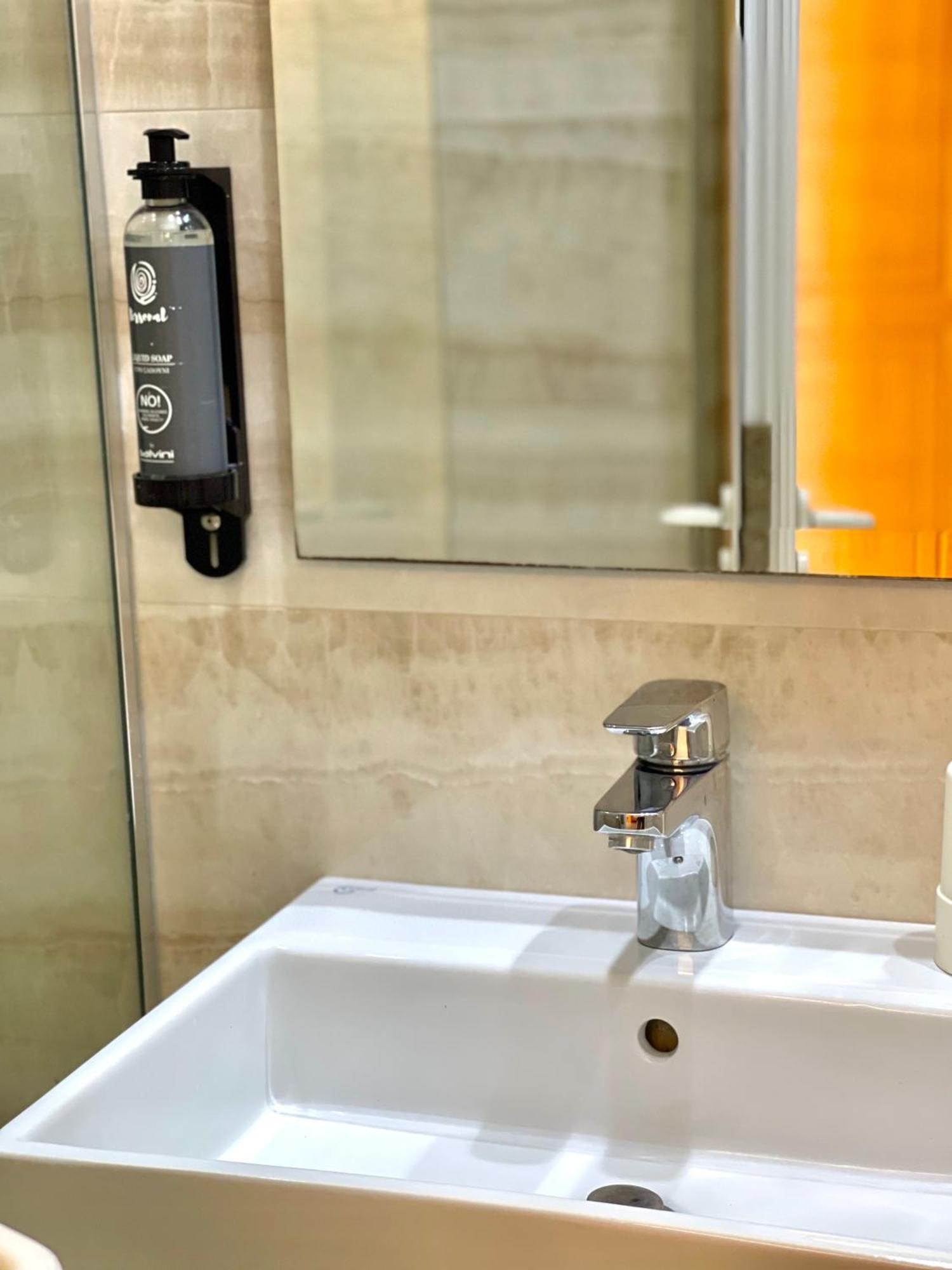 סרנדה Hotel Aulona מראה חיצוני תמונה