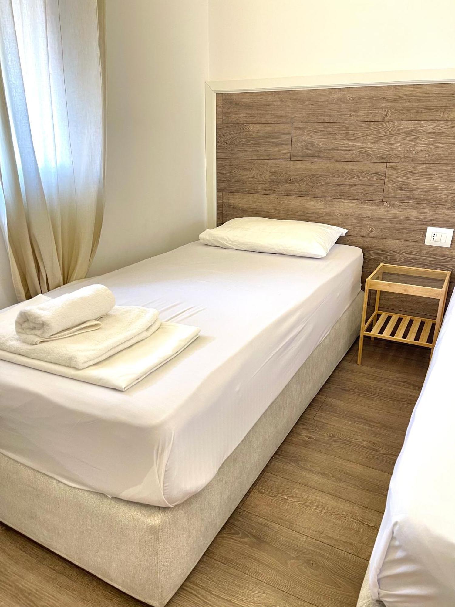 סרנדה Hotel Aulona מראה חיצוני תמונה