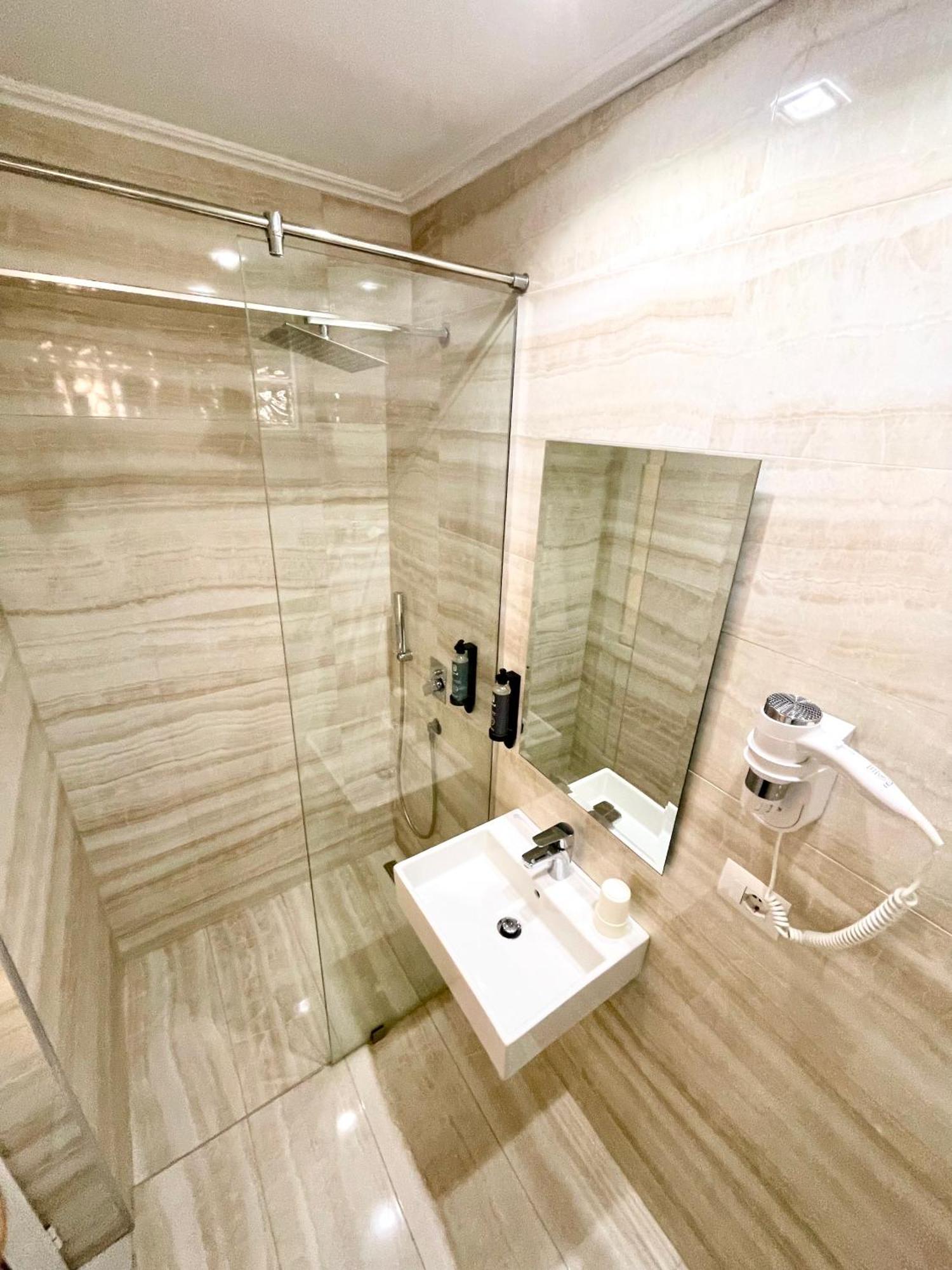 סרנדה Hotel Aulona מראה חיצוני תמונה