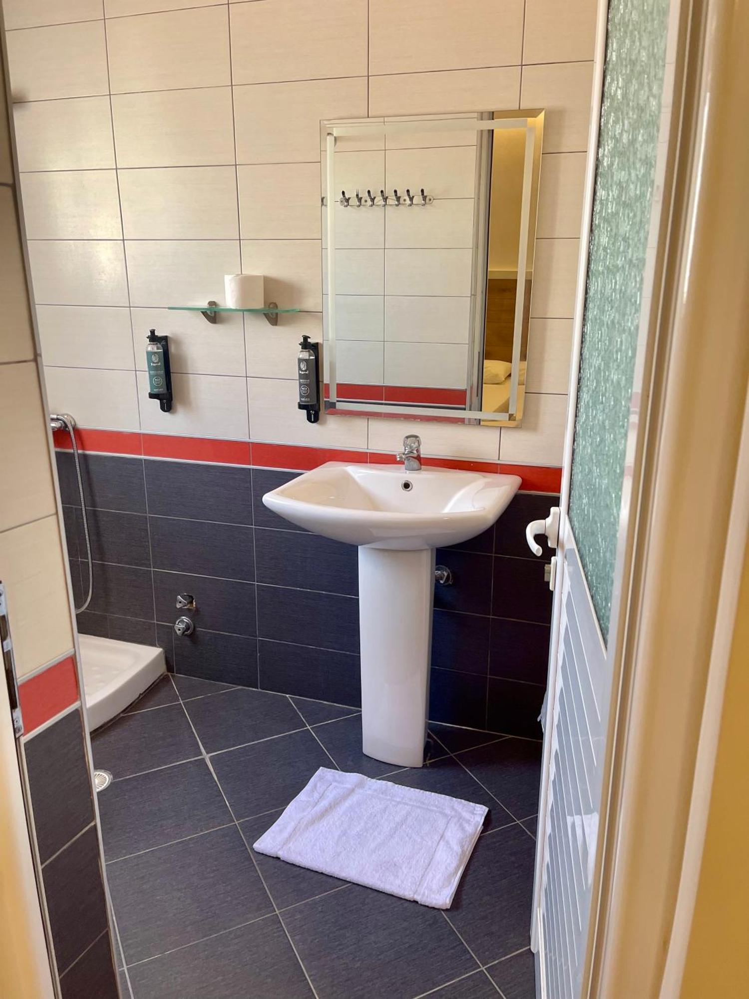 סרנדה Hotel Aulona מראה חיצוני תמונה