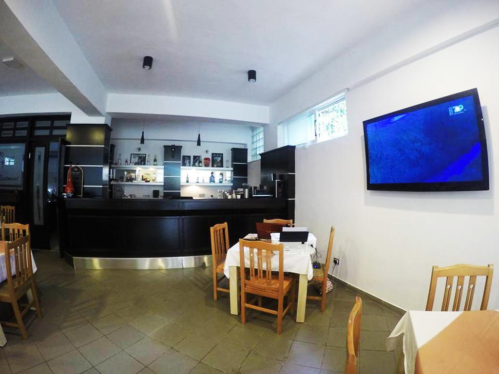 סרנדה Hotel Aulona מראה חיצוני תמונה